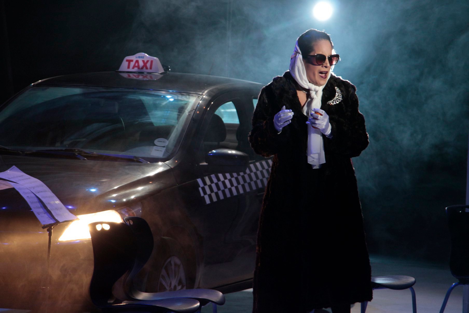 En esta producción, la Reina de la Noche no desciende de una nube, sino aparece en escena destruyendo una pared con un taxi (Fotografía: UNM)